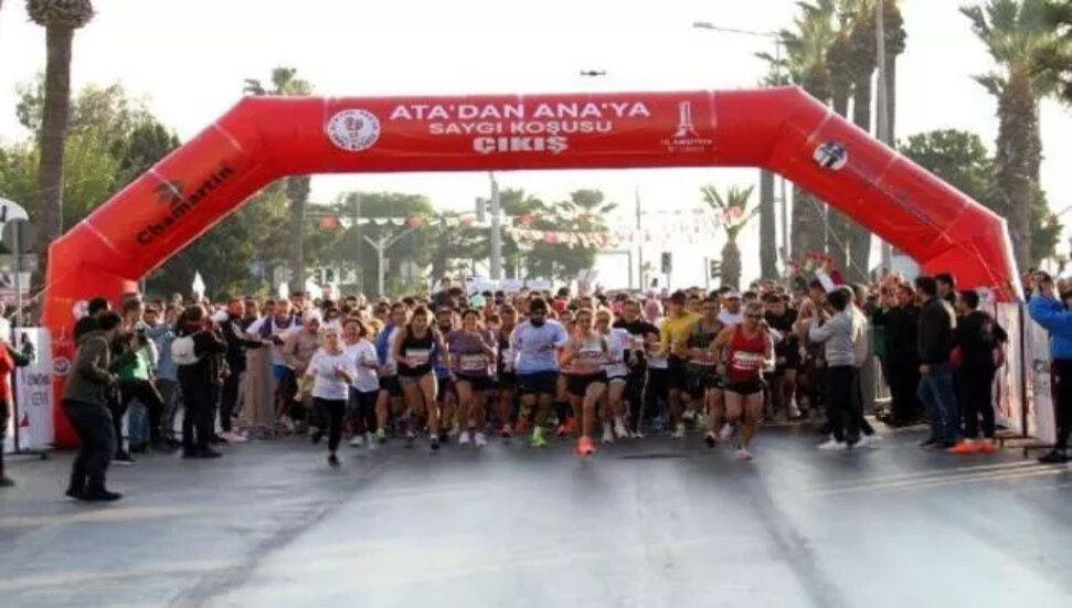 İzmir'de Ata'dan Ana'ya Saygı Koşusu