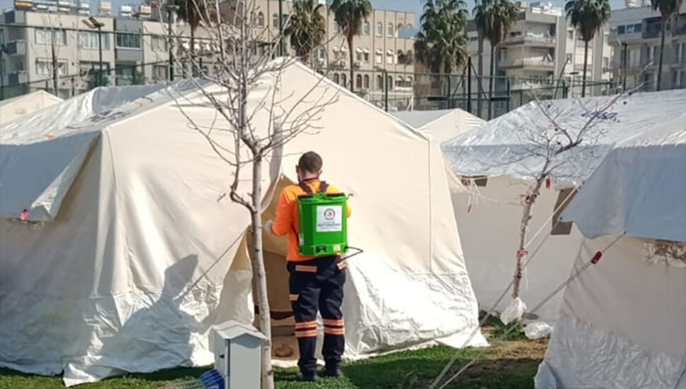 Denizli Büyükşehir Belediyesi, deprem bölgesinde temizlik çalışması yapıyor