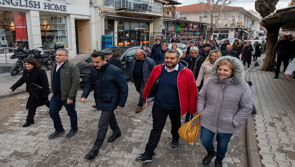 Dikili’de miting gibi devir teslim töreni