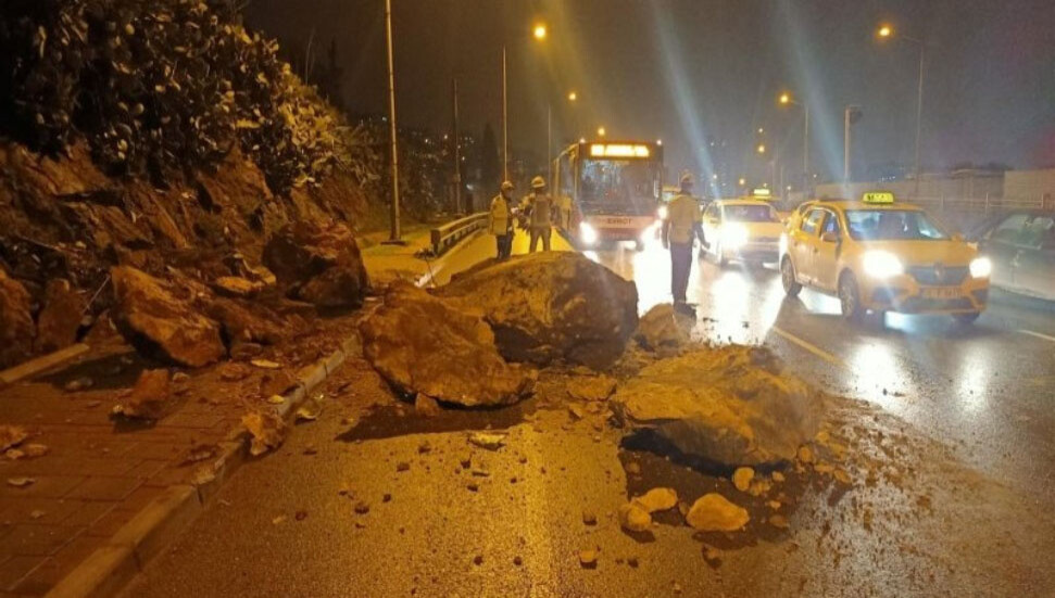 İzmir'de yamaçtan düşen kaya parçaları yolu kapattı