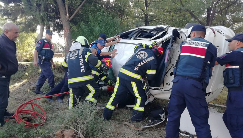 Denizli'de otomobil ile elektrikli bisikletin çarpıştığı kazada 3 kişi öldü