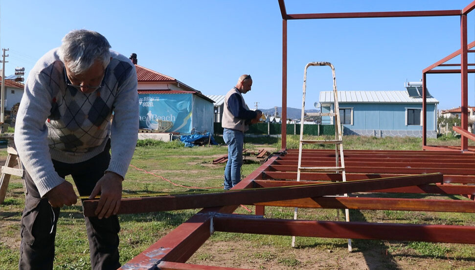 Birleşen Seferihisar esnafı elleriyle yaptıkları konteyner evleri depremzedelere gönderiyor