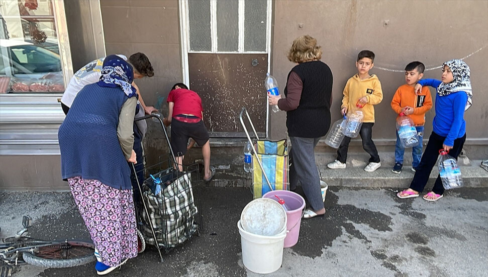 Bornova'da su kesintisi yaşanan mahalleye tankerle su dağıtıldı