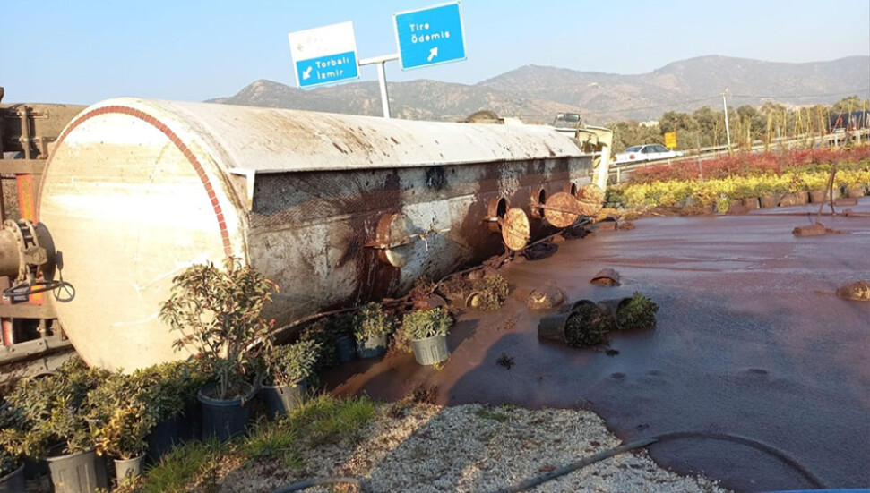 Bayındır'da pirina yüklü tır çiçek serasına devrildi