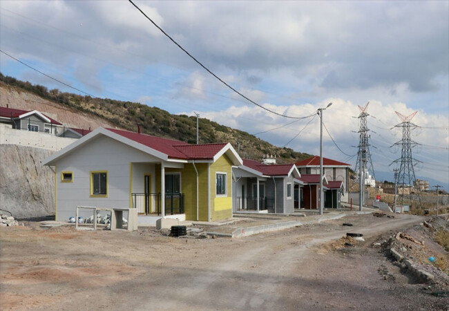 Bornova Eğridere Mahallesi'nde heyelandan etkilenenlere yeni evleri teslim edildi